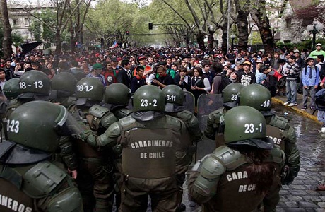 Estudiantes chilenos vuelven a chocar con los carabineros