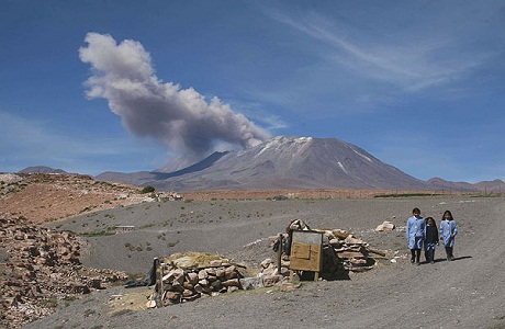 Controlan acceso de turistas a zona del volcán Láscar