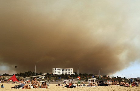 Alertan a turistas por grandes incendios forestales