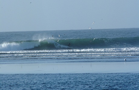Surfistas internacionales se preparan para el torneo en Punta de Lobos